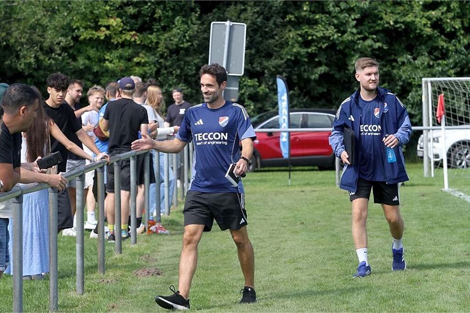 Cheftrainer Nedim Hasanbegovic (li., SpVg Eidertal Molfsee) gefiel nicht die erste Halbzeit.