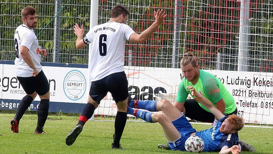 Alle Überzahl und blütenweiße Trikots nutzten den Wildenrothern Michael Mayr (l.), Markus Zeise (M.) und Keeper Simon Bentenrieder nichts. Am Ende waren Torschütze Felix Wimmer und seine Türkenfelder obenauf, weil sie mit dem Spielgerät pfiffiger umgingen.