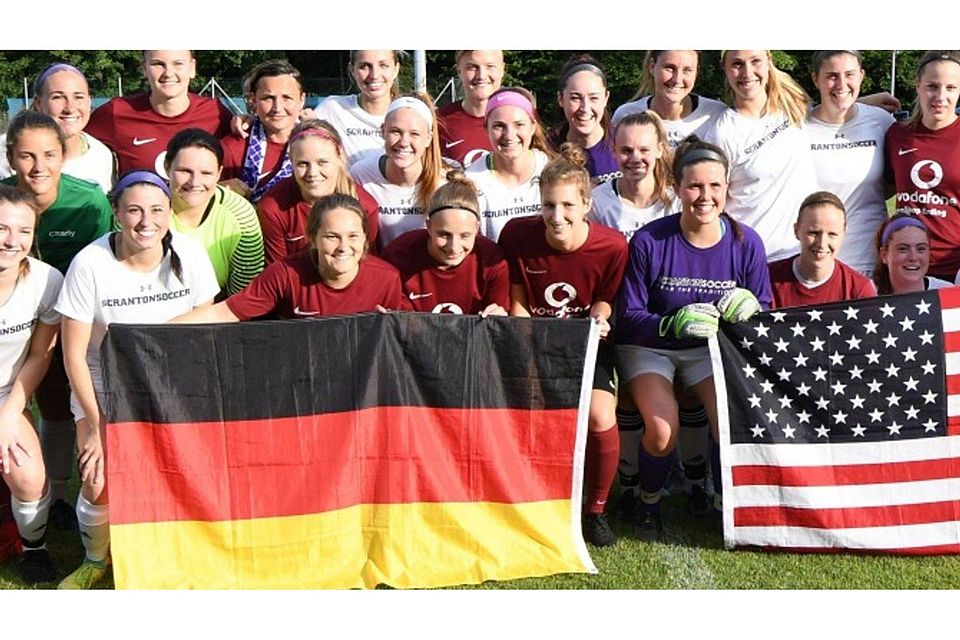 Deutsch-Amerikanische Freundschaft: Die beiden Fußballteams stellten sich vor der Partie zum gemeinsamen Foto.  Foto: Lenz
