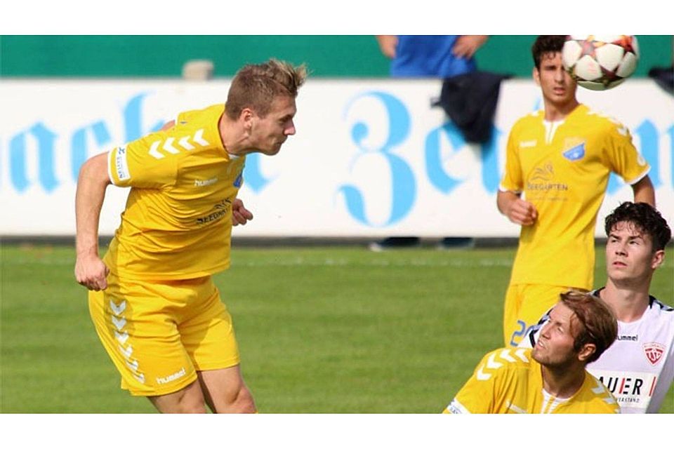 Verkörpert die Entschlossenheit des FC Pipinsried: Allrounder Luis Grassow, hier beim Kopfball gegen Buchbach. Foto: hae