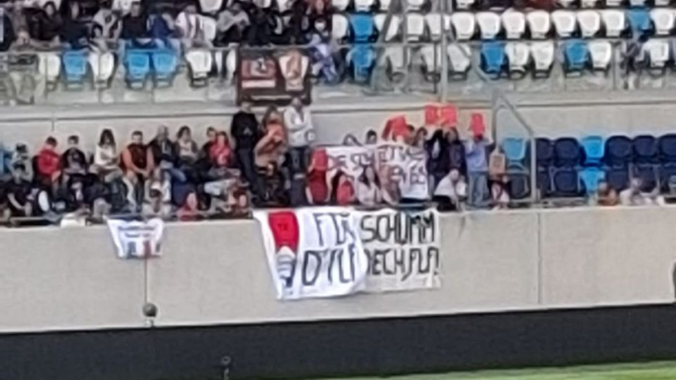 Das mittlere Banner wurde scheinbar fälschlicherweise als "Fick FLF" identifiziert