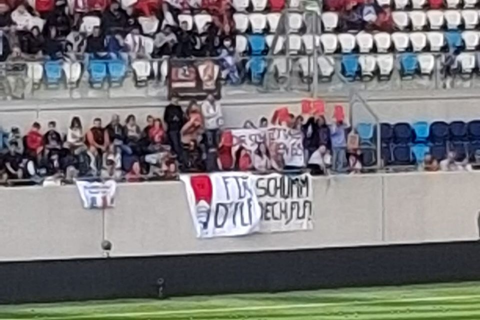 Das mittlere Banner wurde scheinbar fälschlicherweise als "Fick FLF" identifiziert