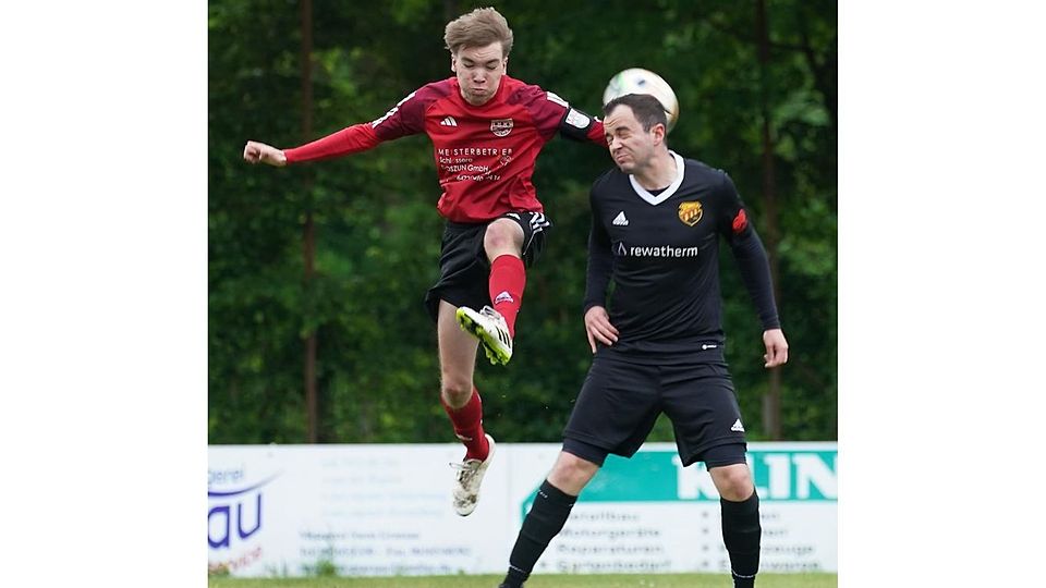 Rückkehrer: Janis Albohr (rechts, hier im Spiel gegen den TV Hetzbach aus der vergangenen Saison) ist nach seiner Verletzung wieder eine Option beim A-Ligisten TSV Höchst.	Foto: Herbert Krämer