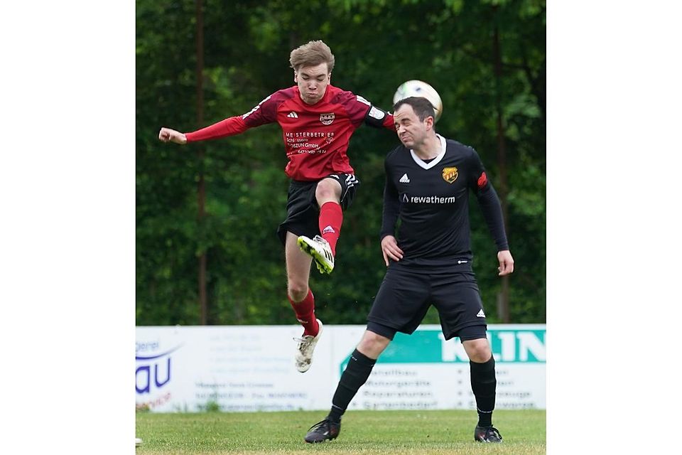 Rückkehrer: Janis Albohr (rechts, hier im Spiel gegen den TV Hetzbach aus der vergangenen Saison) ist nach seiner Verletzung wieder eine Option beim A-Ligisten TSV Höchst.	Foto: Herbert Krämer