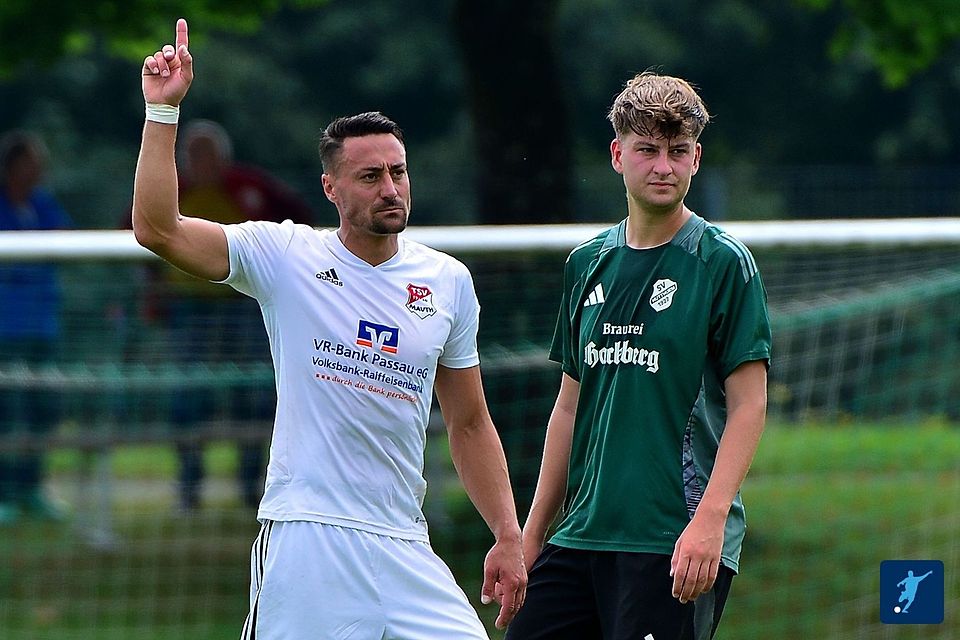 Korbinian Tolksdorf (in weiß) konnte mit seinem Doppelpack zum 2:4-Auswärtssieg gegen den SV Bischofsmais beisteuern. Korbinian Tolksdorf (in weiß) konnte mit seinem Doppelpack zum 2:4-Auswärtssieg gegen den SV Bischofsmais beisteuern.