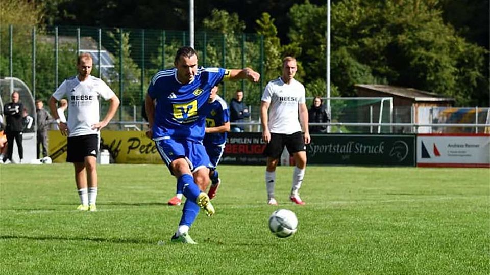 Johannes Bruns (Osterrönfelder TSV) traf vom Punkt nicht zum 5-4. Glück im Unglück - Emircan Arslan rette den Abend für den OTSV.