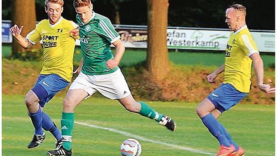 Traf für die Augustfehner (in grün) gegen  TuS Westerloy zum 1:0:  Wilke Schmidt (am Ball) Heino Schmidt