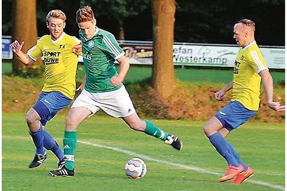 Traf für die Augustfehner (in grün) gegen  TuS Westerloy zum 1:0:  Wilke Schmidt (am Ball) Heino Schmidt