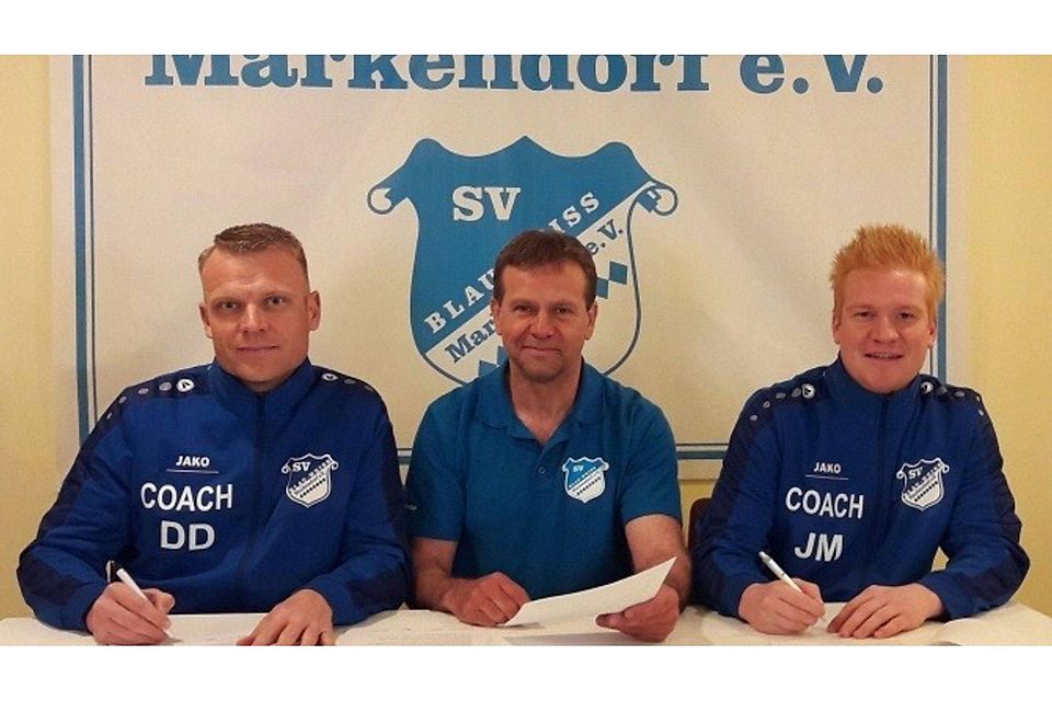 Unterschrift gesetzt: die neuen Trainer Denny Danowski (li) und Jan Mutschler (re) sowie Vereinsvorsitzender Peter Thiele Foto: Verein