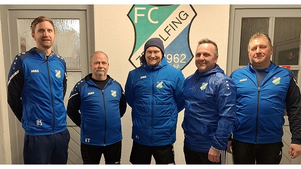 Die Verantwortlichen des FC Zeholfing mit Cheftrainer Christian Reiter (zweiter von rechts) 