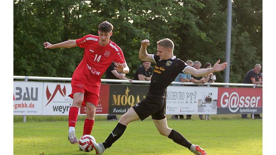 Die SG Wallertheim/Sulzheim verlor das Entscheidungsspiel um den Titel in der B-Klasse. In dieser Szene stört Nils Arnold (rechts) den Rheindürkheimer Tom Dinger.	Foto: Axel Schmitz/pakalski-press