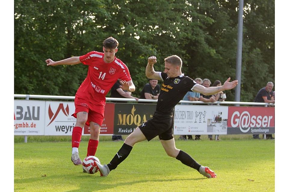 Die SG Wallertheim/Sulzheim verlor das Entscheidungsspiel um den Titel in der B-Klasse. In dieser Szene stört Nils Arnold (rechts) den Rheindürkheimer Tom Dinger.	Foto: Axel Schmitz/pakalski-press