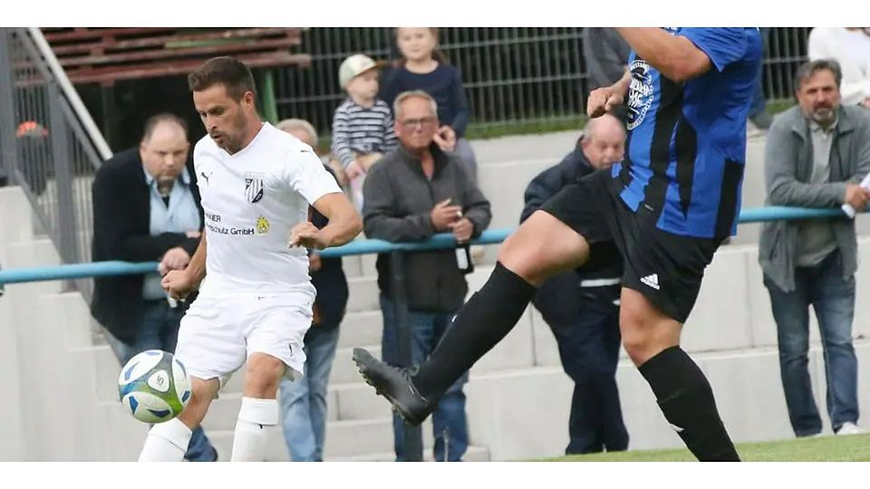 Vierfacher Torschütze beim 7:2-Derbysieg gegen den VfB Aßlar um Lars Wagner (r.): Mike Sinkel vom FC Werdorf. (Archivfoto) © Steffen Bär