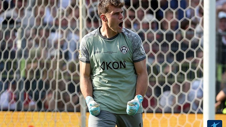 Kickers-Keeper Johann Hipper konnte nicht glauben, dass der Ball nach seiner Parade hinter der Linie gewesen sein soll. 