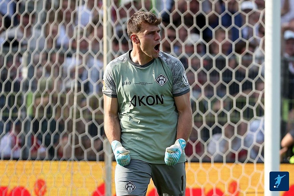Kickers-Keeper Johann Hipper konnte nicht glauben, dass der Ball nach seiner Parade hinter der Linie gewesen sein soll. Kickers-Keeper Johann Hipper konnte nicht glauben, dass der Ball nach seiner Parade hinter der Linie gewesen sein soll.