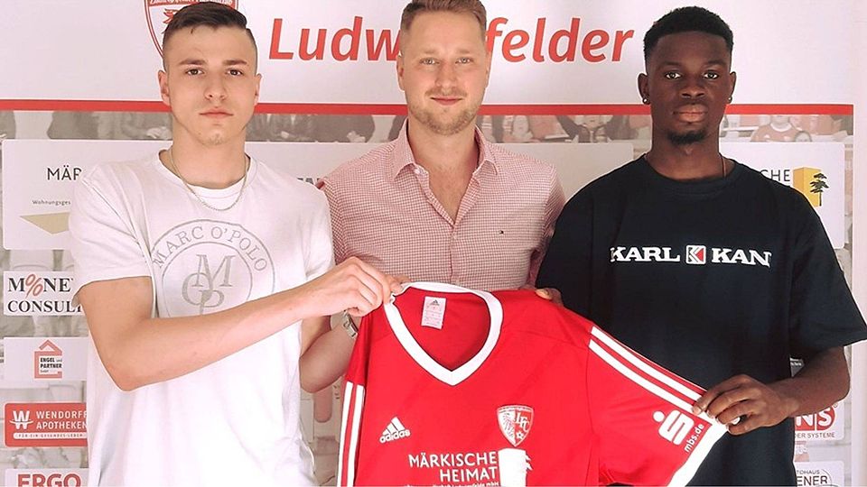 Die beiden Neuzugänge Bambi und Boy vom Ludwigsfelder FC zusammen mit Sportdirektor Karaschewitz. 