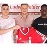 Die beiden Neuzugänge Bambi und Boy vom Ludwigsfelder FC zusammen mit Sportdirektor Karaschewitz. 