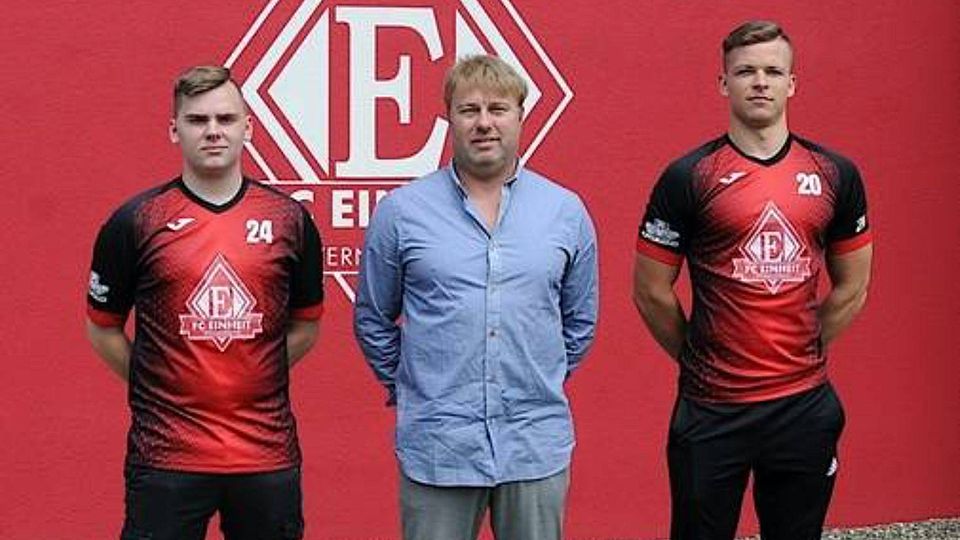Dirk Rühr (MItte), Sportlicher Leiter des FC Einheit Wernigerode, begrüßte die Nezugänge Georg Gampe (links) und Aaron Kläfker am Mannsberg. Die beiden Defensivspieler wechseln von den A-Junioren des VfB Germania Halberstadt nach Hasserode.