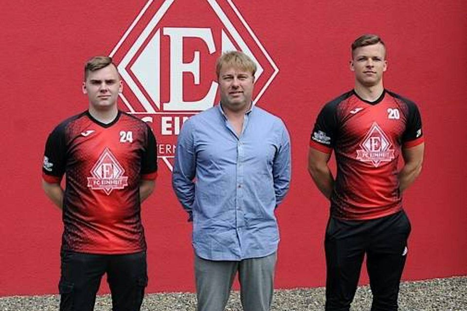 Dirk Rühr (MItte), Sportlicher Leiter des FC Einheit Wernigerode, begrüßte die Nezugänge Georg Gampe (links) und Aaron Kläfker am Mannsberg. Die beiden Defensivspieler wechseln von den A-Junioren des VfB Germania Halberstadt nach Hasserode.