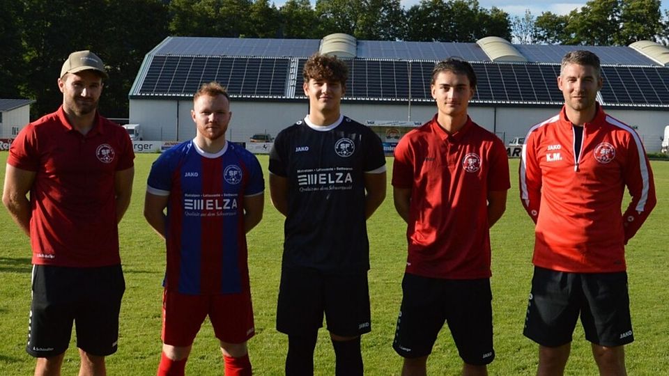 Die neuen Gesichter im Kader der SF Elzach-Yach, von links: Jan-Luca Schindler (FV Ettenheim), Dominik Klank (FC Waldkirch), Paul Sommer (eigene U19), Lion Lange (Freiburger FC II) und Trainer Kevin Maier. Es fehlen Emmanuel Tanor (FC Waldkirch) und Jesse Agbozo (FC Villingen II). 