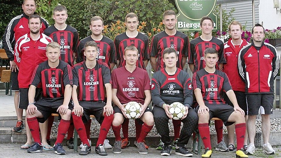 Personell viel getan hat sich bei der Sp Vgg Heßdorf (stehend von links): Co-Trainer Gerald Götz, Tobias Biermann, Steffen Hertwich, Philipp Amend, Friedrich Leist, Max Müller, Markus Höhn (Trainer der ?Zweiten?), Cheftrainer Joachim Schwarz.Sitzend von links: Julian Leitner, Steffen Müller, Christian Sellerer, Andreas Biermann, Josh Eckersley. Es fehlen die Neuzugänge Dominik Trebes, David Nagel,