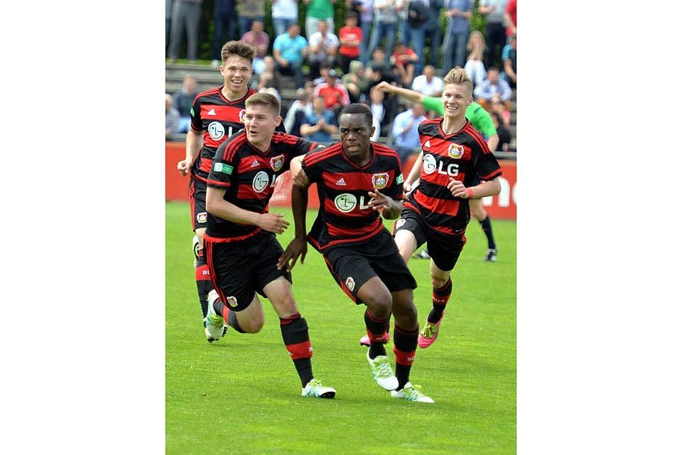 Kaum zu halten: Klaus Songue (Mitte) nach seinem Treffer zum 1:0 für Bayer Leverkusen. Foto: Uli Herhaus
