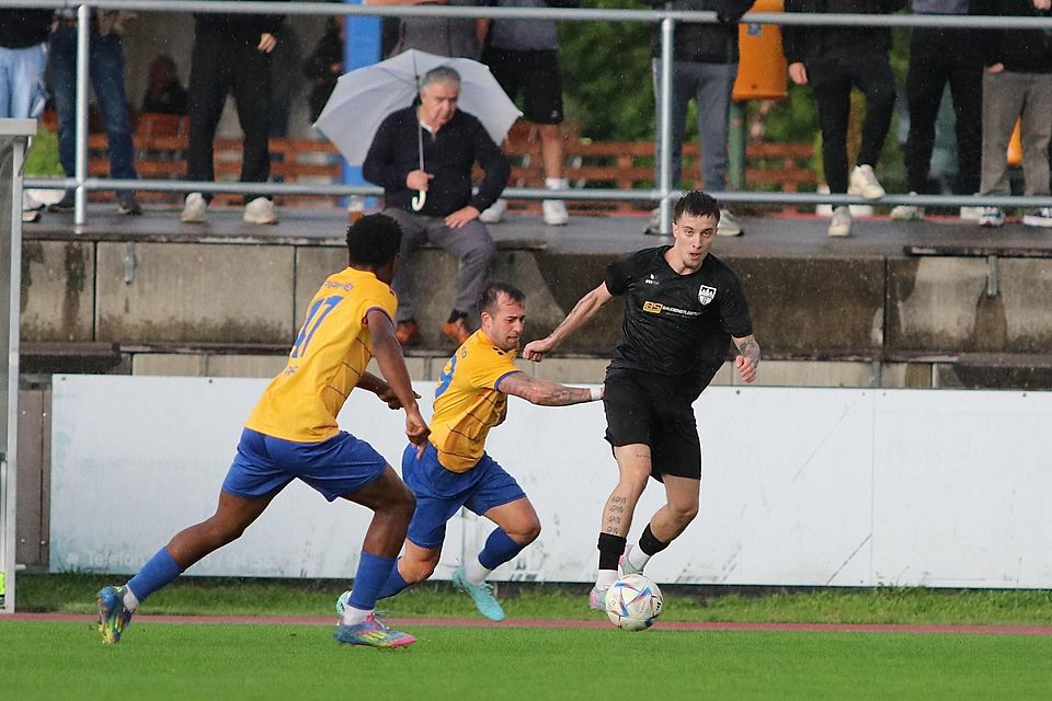Der Joker trifft: Tyrone Prepeluh (re., in einer Szene aus dem Hinspiel) sorgte in Pipinsried nach seiner Einwechslung für den Geretsrieder 1:1-Ausgleich. Der Joker trifft: Tyrone Prepeluh (re., in einer Szene aus dem Hinspiel) sorgte in Pipinsried nach seiner Einwechslung für den Geretsrieder 1:1-Ausgleich.