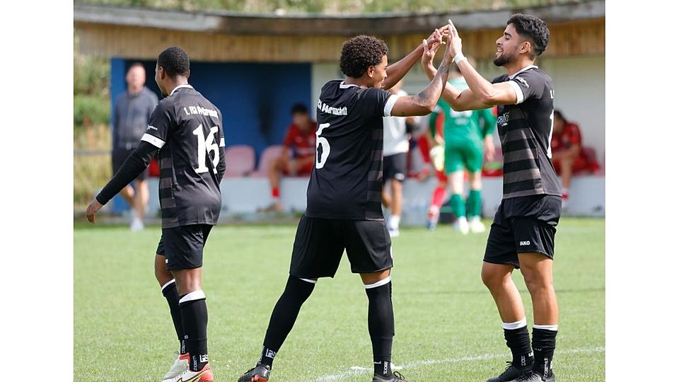 So sehen Sieger aus: Der FCA Darmstadt (Mitte Jesse Rodriguez Medeiras Junior, rechts Ryan Rodrigues Santana Andrade) steht dank eines 1:0-Erfolges gegen den SV Unter-Flockenbach in der zweiten Runde des Fußball-Hessenpokals. 	Foto: Peter Henrich
