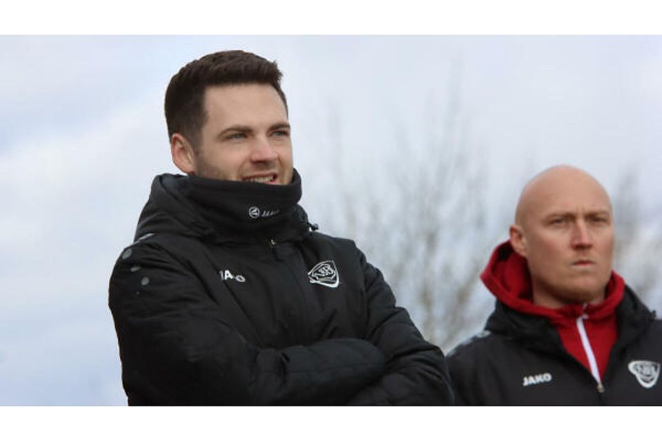 Ex-Trainer Florian Brachtel (l.) könnte zum Spielverderber für Hallbergmoos werden