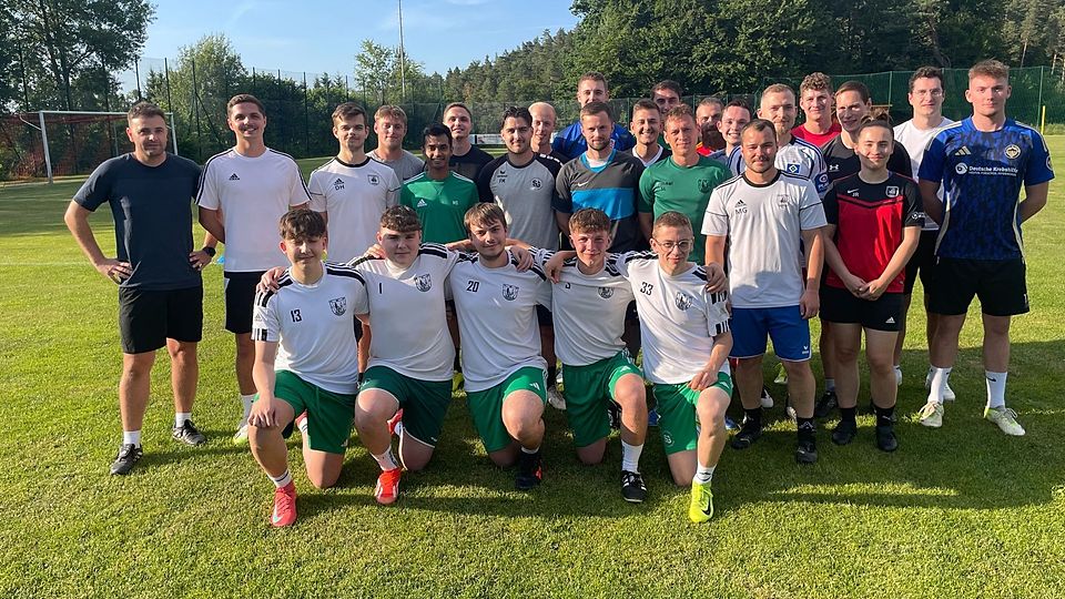 Die SG Saldenburg / Thurmansbang mit ihrem neuen Chefanweiser Matthais Biebl (stehend links) 