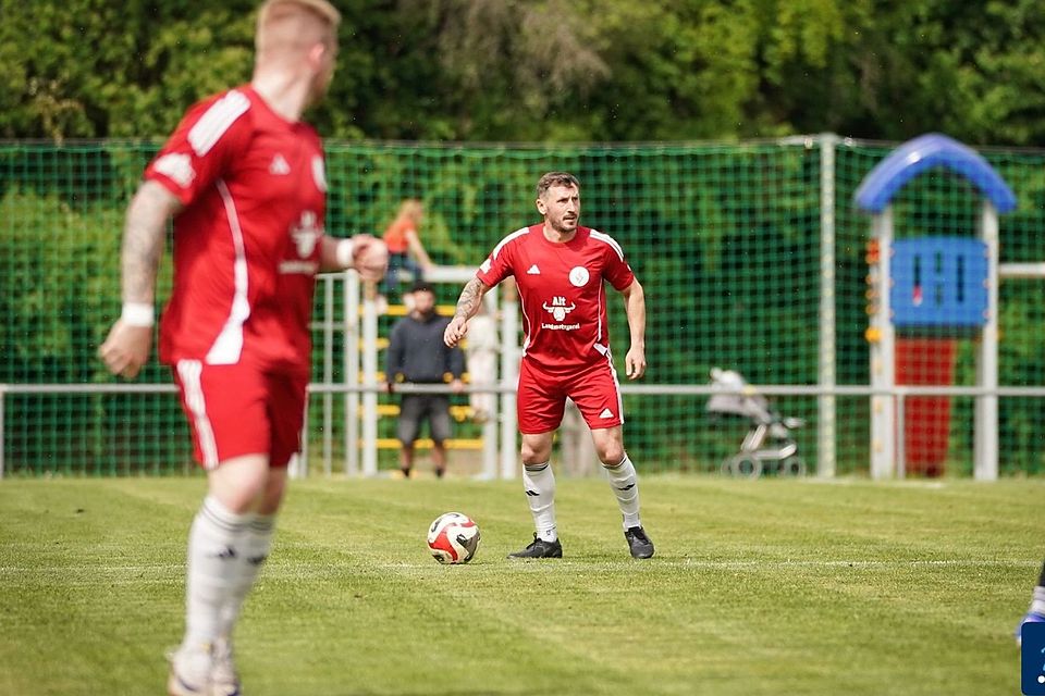Der VfL Simmertal muss sich nach einer schwachen zweiten Halbzeit noch mit 2:4 geschlagen geben. Der VfL Simmertal muss sich nach einer schwachen zweiten Halbzeit noch mit 2:4 geschlagen geben.