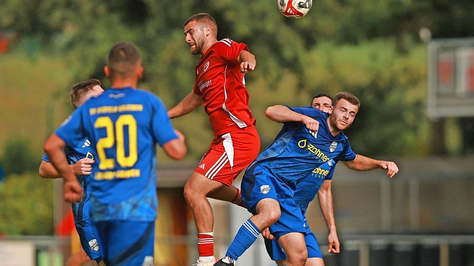 Noah Lorenz (FV Hunsrückhöhe Morbach, rotes Trikot) gewinnt das Kopfballduell gegen den Arzfelder Fynn Juchmes.