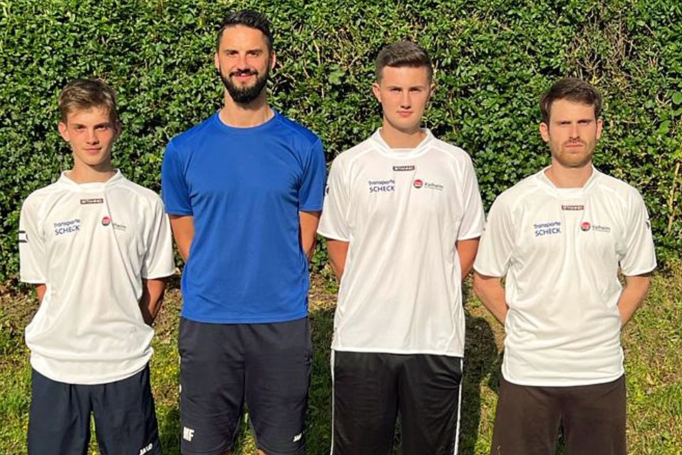 Trainer Max Fichtl (2.v.l.) mit den Neuzugängen Nico Schneider, Patrick Zimmerer und Emin Brandl (v.l.). 