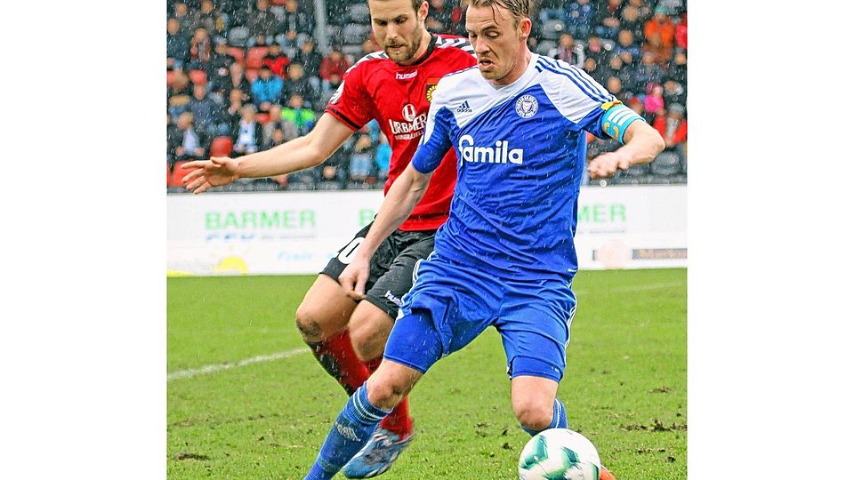Zweikampf gewonnen: Holstein Kiels Kapitän Rafael Kazior (re.) behauptet sich gegen Großaspachs Michele Rizzi.