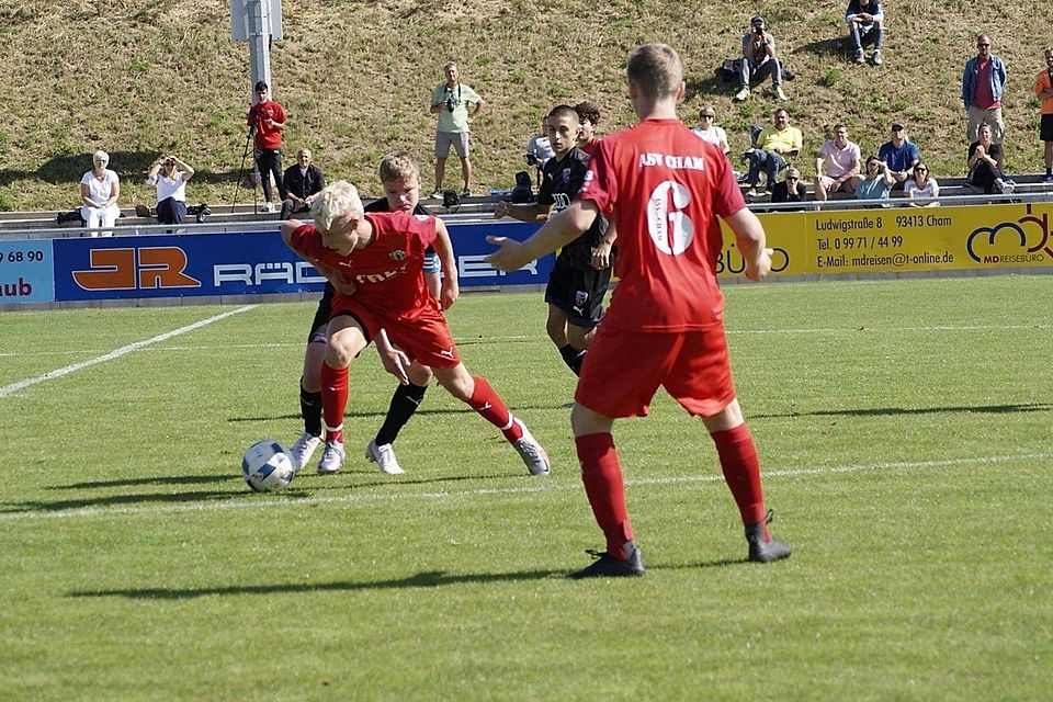 Chams Nicklas Marlon (am Ball) und Co. kamen in der Schlussphase mit zwei Treffern zum 2:2 Endstand gegen die U16 des FC Ingolstadt. 
