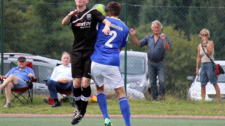Lufthoheit, wie hier beim Auftaktsieg über Bremthal, will der SV Wallrabentein auch in Bierstadt behalten. /Foto: Strack