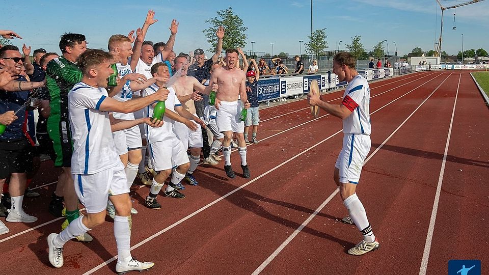 Meisterparty beim Erzrivalen! Der SV Haidlfing holte mit einem 3:0-Derbysieg gegen den FC Wallersdorf den Titel in der Kreisklasse Dingolfing.