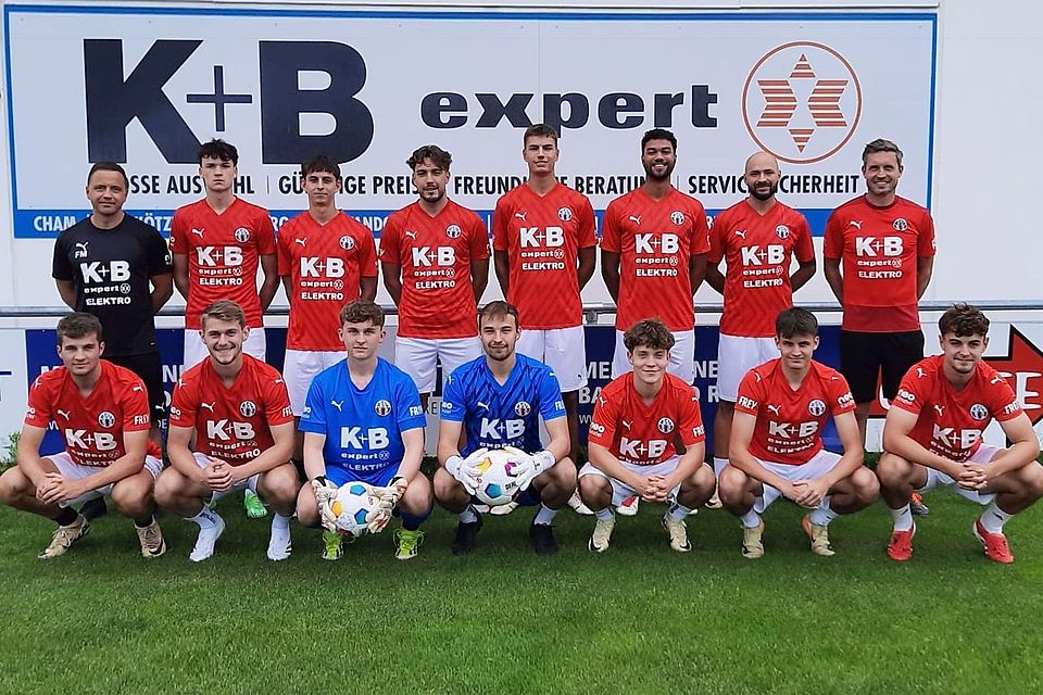 Stehend von links: Cheftrainer Faruk Maloku, Finn Steinhauser, Manuel Reiß, Yannick Frey, Alexander Sigl, Andre Adkins, Niko Becker und Sportlicher Leiter Michael Plänitz; kniend von links: Fritz Amberger, Martin Schuster, Sebastian Stangl, Christoph Lindner, Tim Geiger, Raphael Huber und Lukas Krämer. Stehend von links: Cheftrainer Faruk Maloku, Finn Steinhauser, Manuel Reiß, Yannick Frey, Alexander Sigl, Andre Adkins, Niko Becker und Sportlicher Leiter Michael Plänitz; kniend von links: Fritz Amberger, Martin Schuster, Sebastian Stangl, Christoph Lindner, Tim Geiger, Raphael Huber und Lukas Krämer.