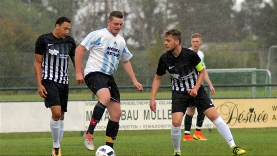 Der SVL Traßlberg (schwarzes Trikot) spielte die Partie gegen den TSV Theuern souverän zu Ende und sicherte sich mit einem 3:1-Sieg drei Punkte.  Foto: Graml