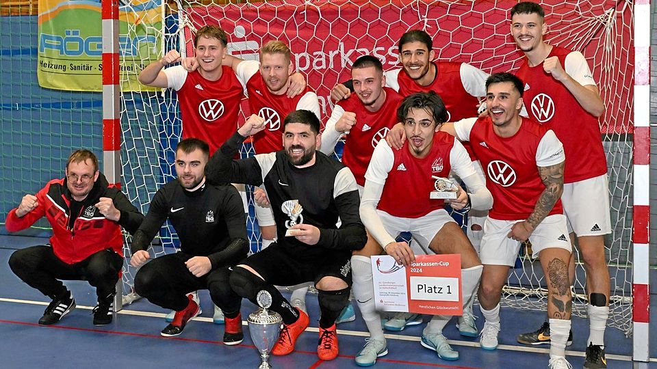 So sehen Sieger aus: die Hallenkicker der TSG Thannhausen feiern den Futsaltitel im Landkreis Günzburg. 