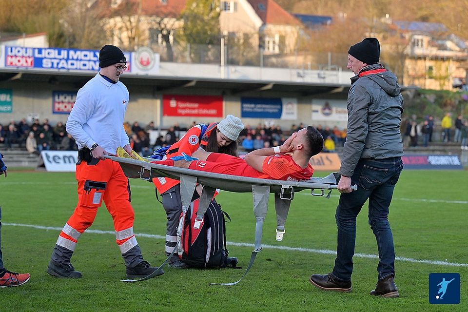 Bangen um Tobias Beck: Hankofens Spielertrainer musste mit Verdacht auf schwere Knieverletzung mit der Trage vom Platz gebracht werden. 