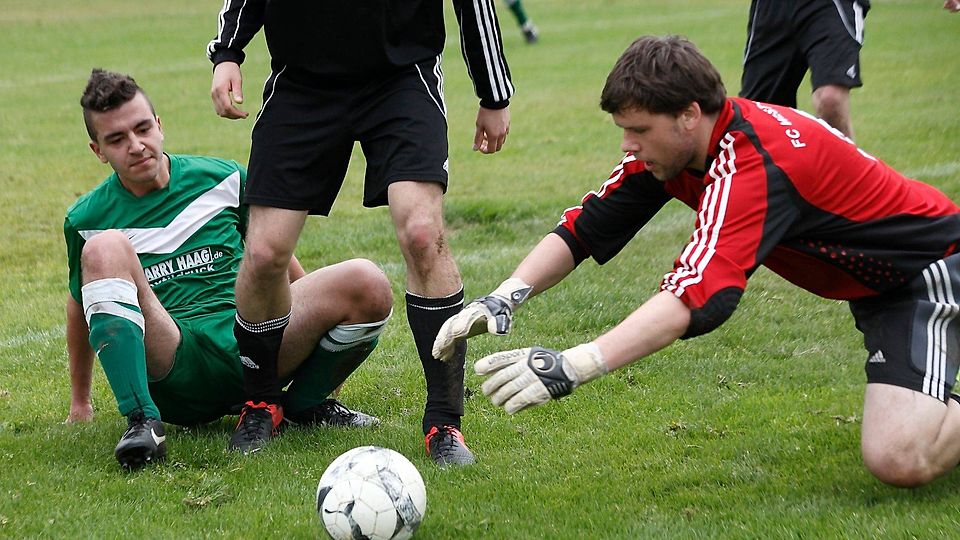 Dominik Eberhard hütet das Tor des FC Westerheim, der als Meisterschaftsfavorit gilt.        Foto: Siegfried Rebhan