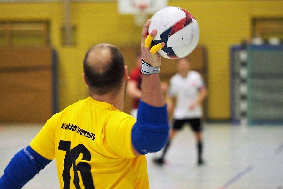 Futsal-Keeper Thorsten Klein beim Abwurf. 