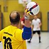 Futsal-Keeper Thorsten Klein beim Abwurf. 