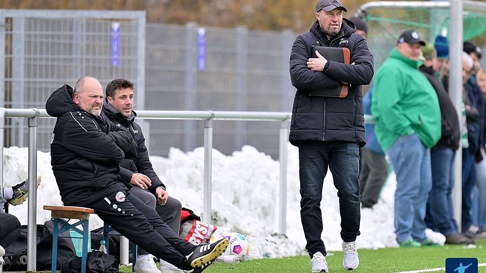 Einstand mit 3:0-Testspielsieg: Dominik Haußner und seine Assistenten Norbert Scheuerer (li.) und Florian Grau (2.v.li.).  