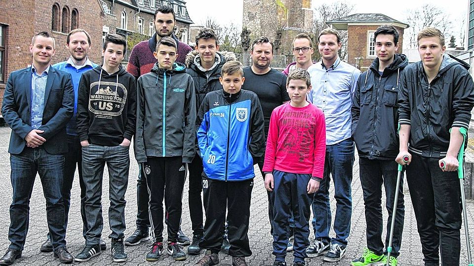 Den neuen Schiedsrichtern gratulierten Prüfer Sven Körfer (l.) vom Fußballverband Mittelrhein, Lehrwart Tom Eisentraut (2.v.l.), Lehrstabsmitglied Heiko Holz (4.v.l) und der Beauftragte für Öffentlichkeitsarbeit, Rene Heinen (4.v.r.). Foto: Georg Schmitz