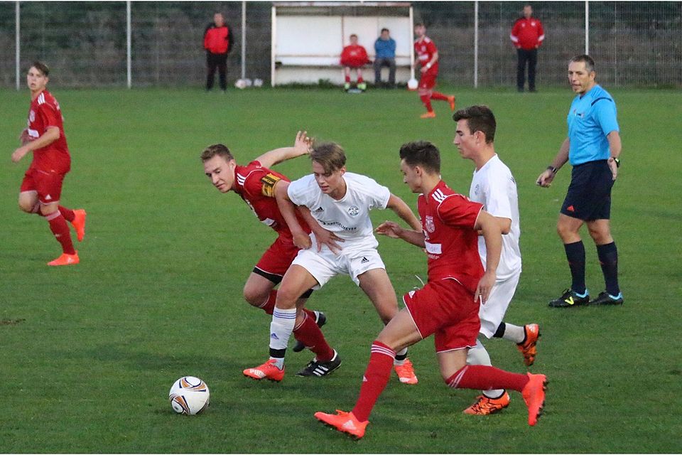 Ein echter Pokalfight: Der TSV 1860 Weißenburg (in Rot) musste sich trotz toller Moral gegen die JFG Wendelstein am Ende mit 2:4 geschlagen geben.     Foto: Uwe Mühling