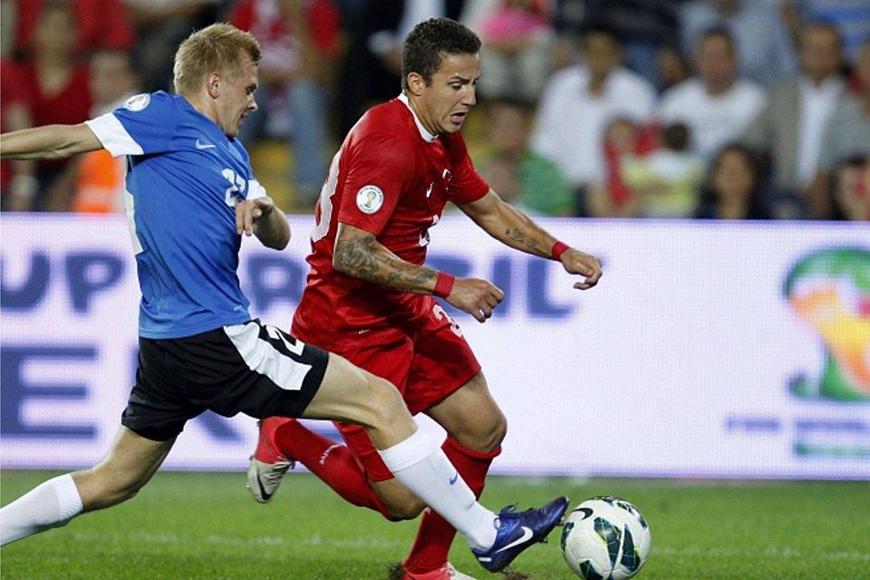 September 2012: Sercan Sararer (r.) im Trikot der türkischen Nationalmannschaft gegen Estland im WM-Qualifikationsspiel. dpa