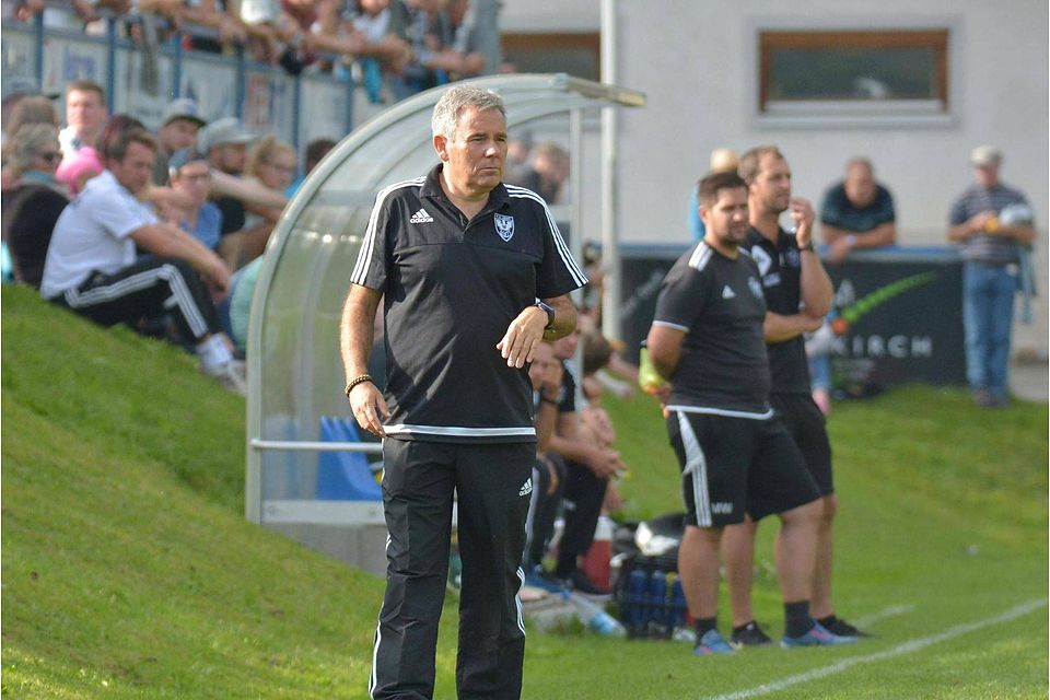 Trainer Uwe Hansen und der FC Isny brachen das Spiel gegen Heimenkirch nach der schweren Verletzung von Tolga Korkmaz ab. Jetzt muss das Sportgericht entscheiden, wie es gewertet wird. Florian Wolf