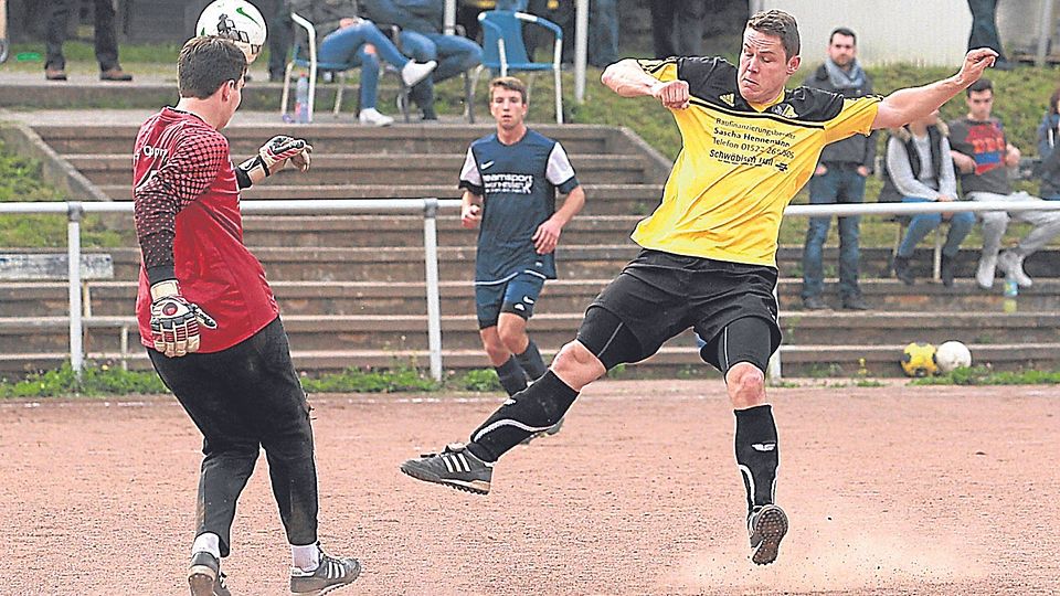 Diesmal der Vorbereiter: Trechtingshausens Torjäger Thomas Hofmann (rechts) - hier scheitert er an Oppenheims Torwart Tobias Tanner - legte seinem Mitspieler Patrick Weber zum 1:0 auf.Foto: Edgar Daudistel